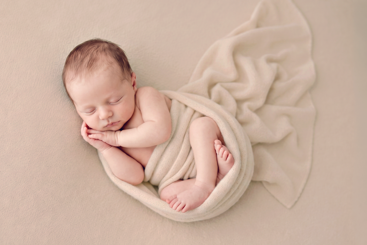 How to Choose and Style Neutral Newborn Photography Drops for Your Studio